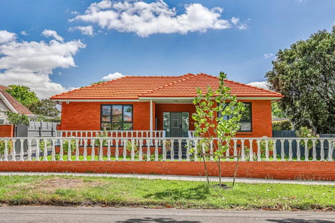 StayAU Spacious 4BR Family Home In Surrey Hills - Accommodation Mount Tamborine 2