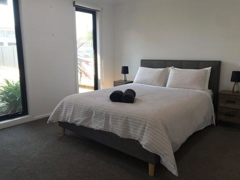 Ben's Place - Modern & Convenient - Accommodation Mount Tamborine 2