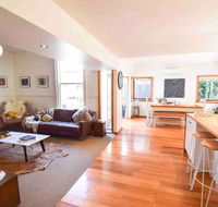 Best Location in Hobart Luxury 4 bedroom with stunning views - Accommodation Mount Tamborine