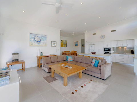Bimbadeen Penthouse - Across The Road From Main Beach! - Accommodation Mount Tamborine 2
