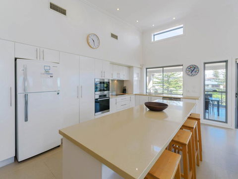 Bimbadeen Penthouse - Across The Road From Main Beach! - Accommodation Mount Tamborine 3