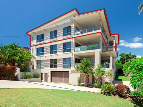 Bimbadeen Penthouse - Across The Road From Main Beach! - Accommodation Mount Tamborine 1