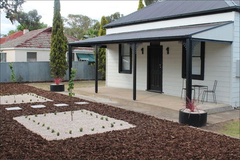 The Renmarkable Cottage - Accommodation Mount Tamborine 0
