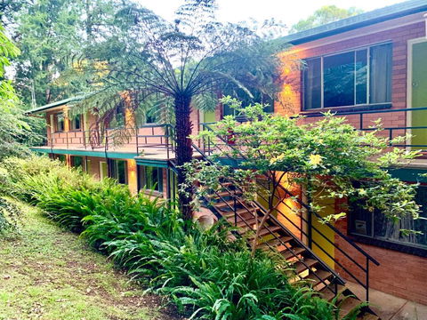 WARBURTON MOTEL - Where Mid-century Style Meets The Mountains - Accommodation Mount Tamborine 3