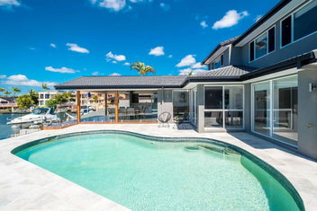Waterfront Resort Style Retreat Runaway Bay with Accommodation Mount Tamborine