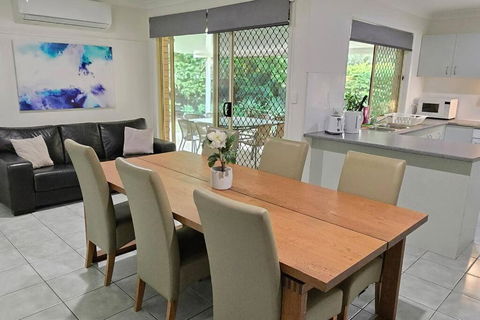 Relaxing Hamptons Style Home In Forest Lake - Accommodation Mount Tamborine 3